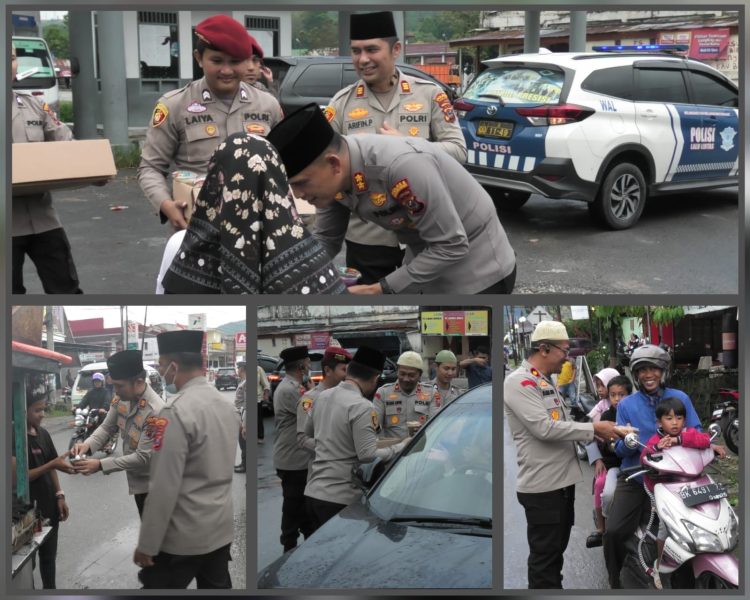 Polres Taput Berbagi Kasih Dengan Bagikan Takjil Persiapan Buka Puasa Bersama Umat Muslim