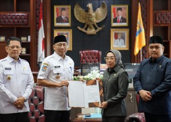 Gubernur Lampung Serahkan Surat Pelaksana Tugas Bupati Way Kanan Kepada Ayu Asalasiyah