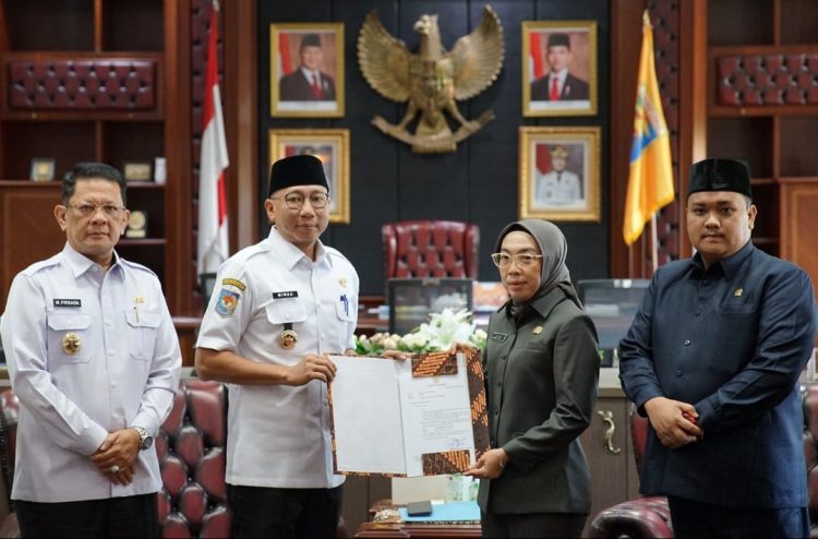 Gubernur Lampung Serahkan Surat Pelaksana Tugas Bupati Way Kanan Kepada Ayu Asalasiyah