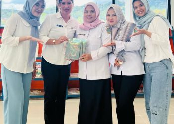 Kepsek SMAN 1 Salak Datangi Kantor Dinas Perpustakaan Menyerahkan buku Cerita Rakyat Pakpak berjudul "Neur Anak-Anak"