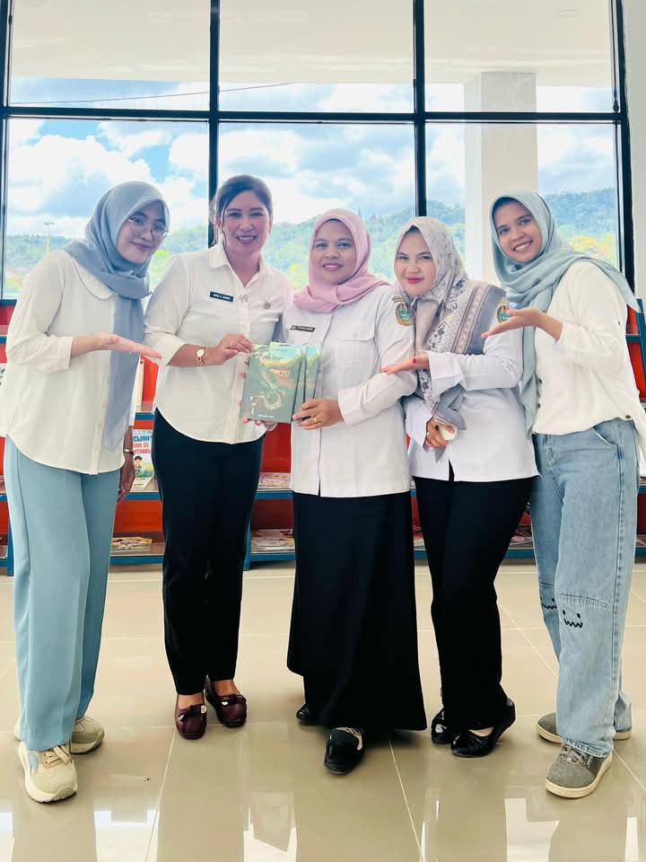 Kepsek SMAN 1 Salak Datangi Kantor Dinas Perpustakaan Menyerahkan buku Cerita Rakyat Pakpak berjudul "Neur Anak-Anak"
