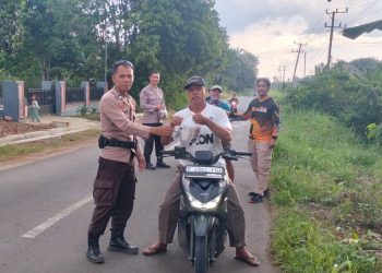 Bulan Penuh Berkah Ramadhan, Polsek Gunung Labuhan Bagikan Puluhan Takjil ke Warga