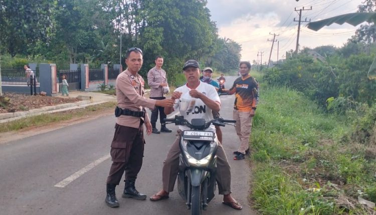 Bulan Penuh Berkah Ramadhan, Polsek Gunung Labuhan Bagikan Puluhan Takjil ke Warga
