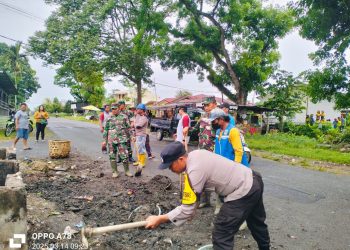 Bhabinkamtibmas Polsek Siantar Marihat Ikut Gotong Royong Bersama Warga Jalan Farel Pasaribu