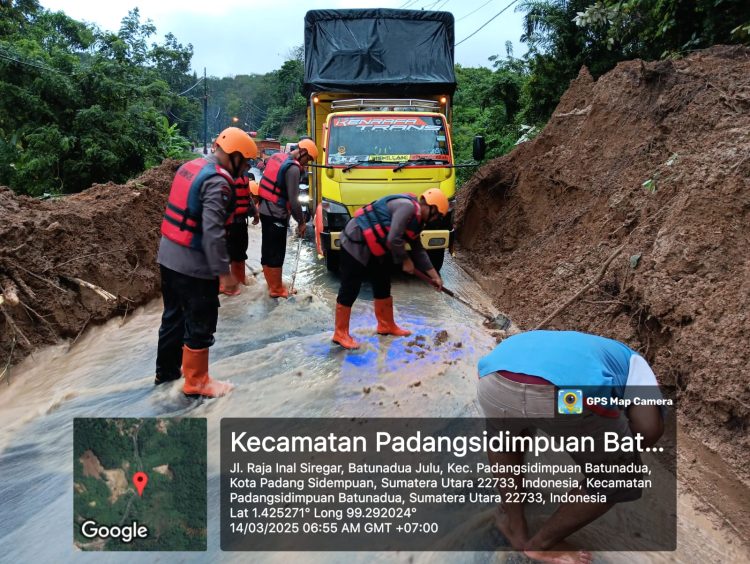 Brimob Polda Sumut Sigap Tangani Longsor di Padang Sidempuan, Akses Jalan Pulih dan Kendaraan Tertimbun Longsor Terselamatkan