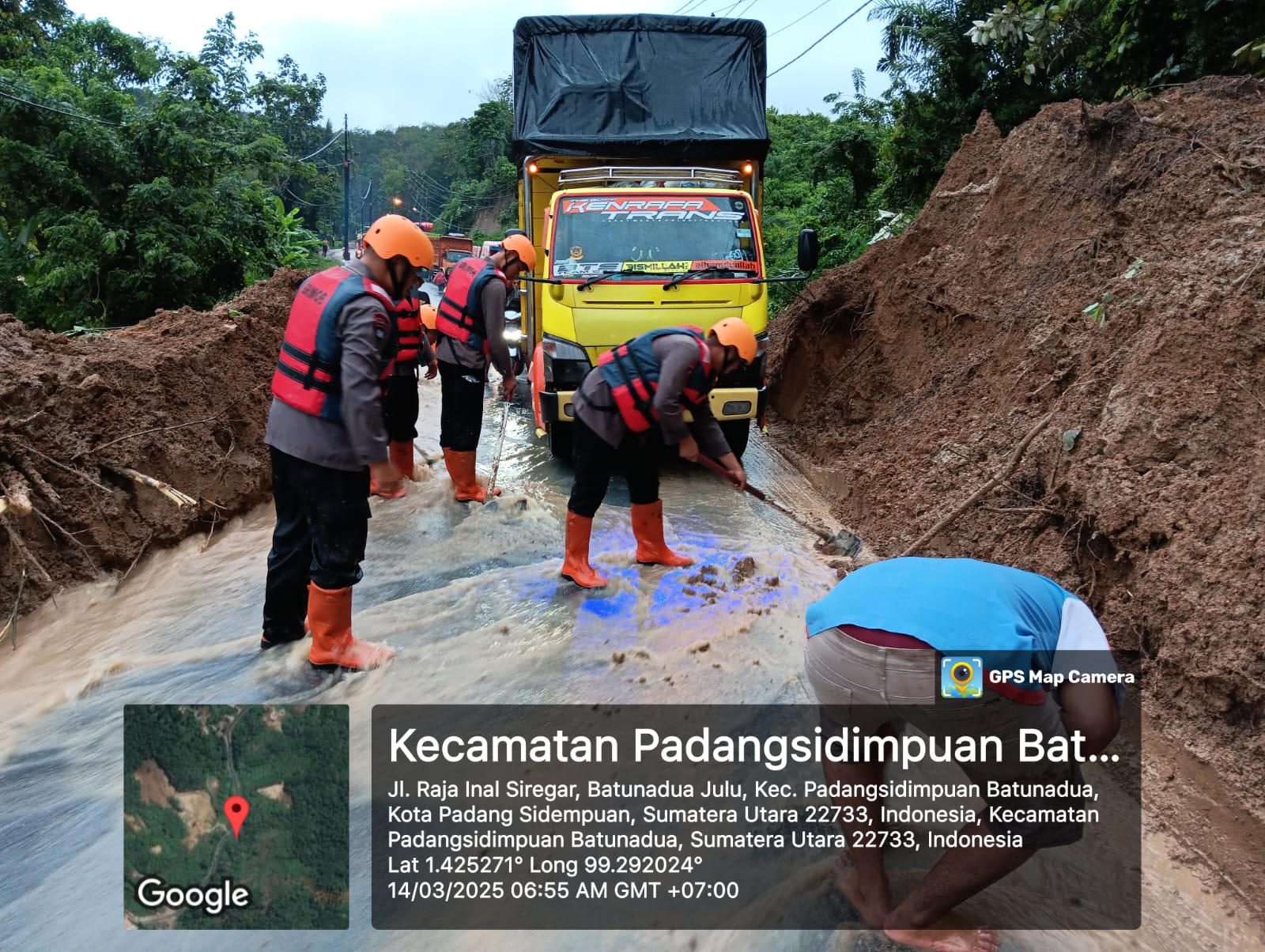 Brimob Polda Sumut Sigap Tangani Longsor di Padang Sidempuan, Akses Jalan Pulih dan Kendaraan Tertimbun Longsor Terselamatkan Brimob Polda Sumut Sigap Tangani Longsor di Padang Sidempuan, Akses Jalan Pulih dan Kendaraan Tertimbun Longsor Terselamatkan