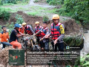 Brimob Polda Sumut Sigap Tangani Longsor di Padang Sidempuan, Akses Jalan Pulih dan Kendaraan Tertimbun Longsor Terselamatkan