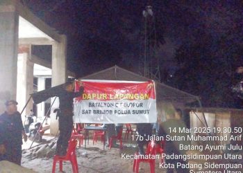 Peduli Korban Banjir Bandang di Padangsidimpuan, Brimob Polda Sumut Dirikan Dapur Lapangan dan Bagikan Makanan 