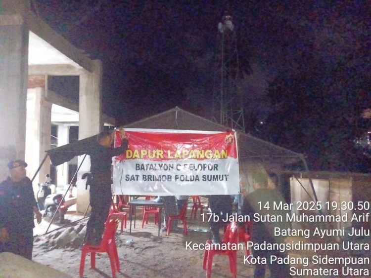 Peduli Korban Banjir Bandang di Padangsidimpuan, Brimob Polda Sumut Dirikan Dapur Lapangan dan Bagikan Makanan 
