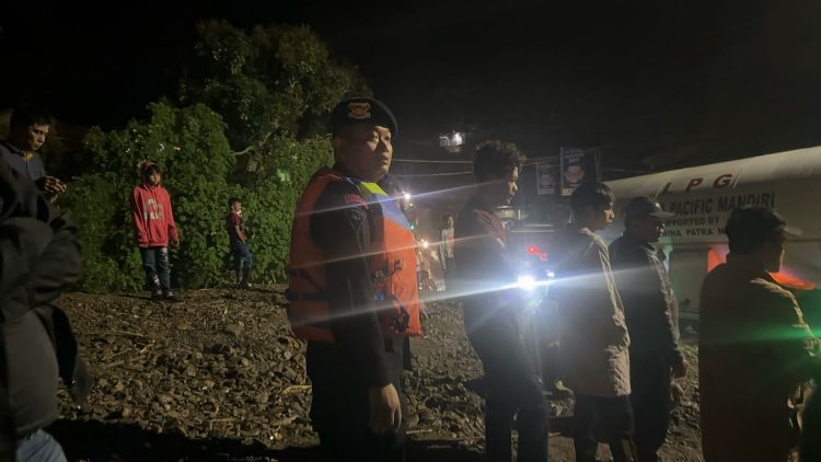 Sinergi Brimob, Polres dan BPBD Atasi Tanah Longsor dan Banjir Bandang di Parapat