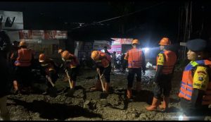 Sinergi Brimob, Polres dan BPBD Atasi Tanah Longsor dan Banjir Bandang di Parapat