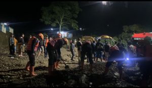 Sinergi Brimob, Polres dan BPBD Atasi Tanah Longsor dan Banjir Bandang di Parapat