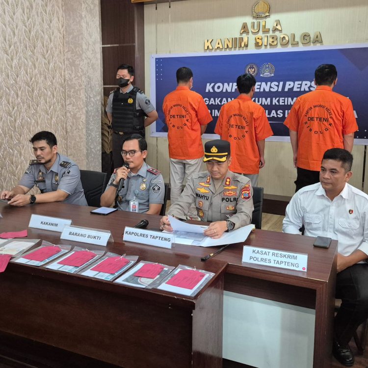 Hari ini Petugas Imigrasi Sibolga Deportasi 3 Warga Tiongkok Ke Negara Asal