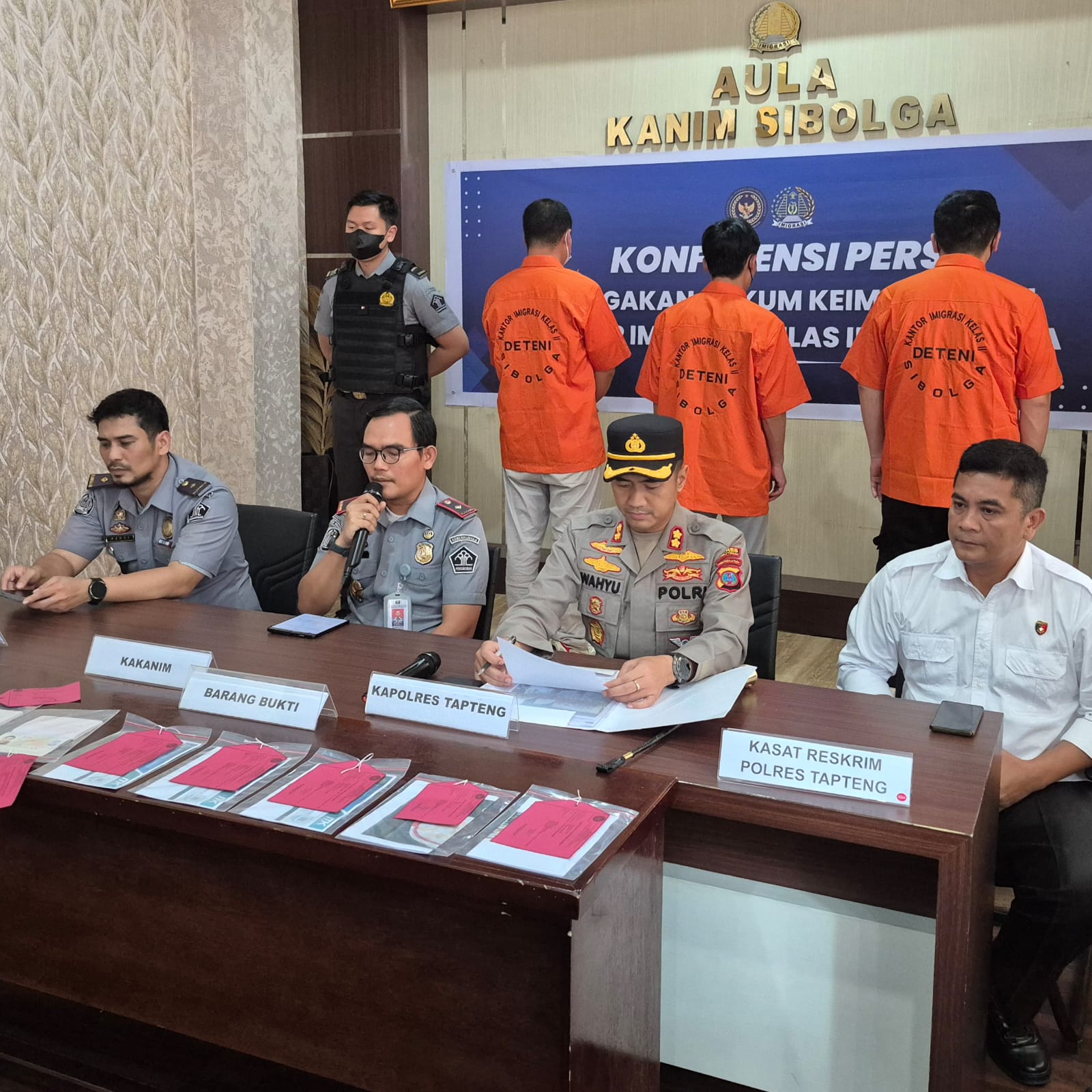 Hari ini Petugas Imigrasi Sibolga Deportasi 3 Warga Tiongkok Ke Negara Asal