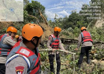Gempa Tapanuli Utara Picu Longsor, Brimob Polda Sumut Kerahkan 30 Personel Buka Akses Jalan