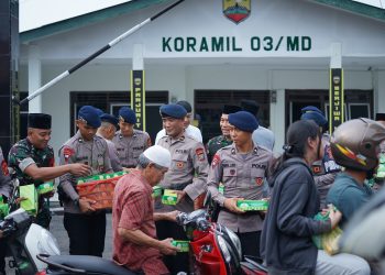 Semangat Kebersamaan di Ramadhan, Brimob Polda Sumut dan Koramil 0201-03/MD Bagikan 150 Kotak Takjil di Medan Denai