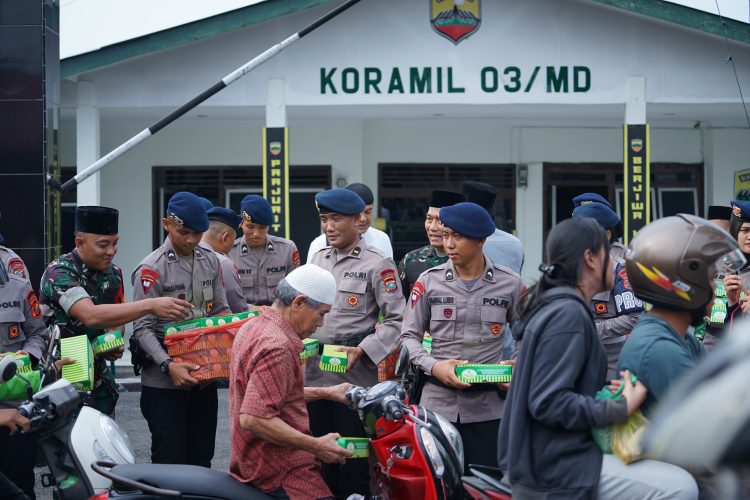 Semangat Kebersamaan di Ramadhan, Brimob Polda Sumut dan Koramil 0201-03/MD Bagikan 150 Kotak Takjil di Medan Denai