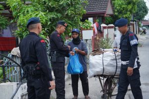Satuan Brimob Polda Sumut Gelar Kegiatan Jumat Berkah dengan Membagikan Sembako kepada Masyarakat Gelar Kegiatan Jumat Berkah dengan Membagikan Sembako kepada Masyarakat