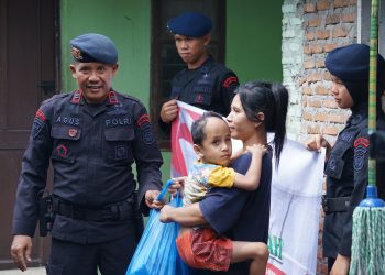 Satuan Brimob Polda Sumut Gelar Kegiatan Jumat Berkah dengan Membagikan Sembako kepada Masyarakat Gelar Kegiatan Jumat Berkah dengan Membagikan Sembako kepada Masyarakat