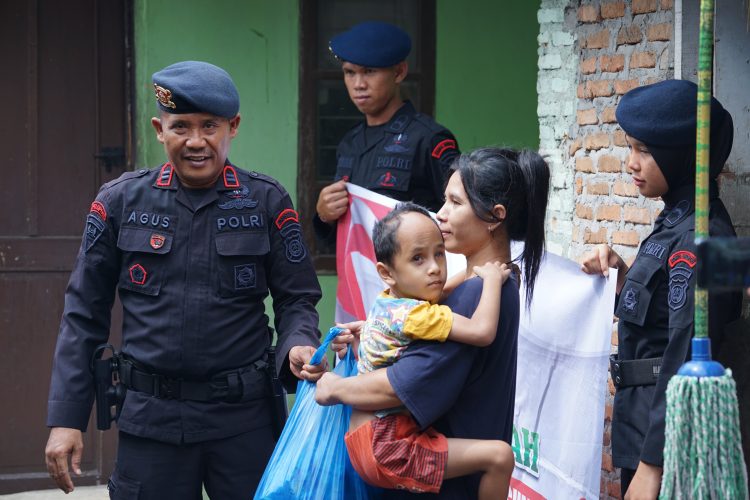 Satuan Brimob Polda Sumut Gelar Kegiatan Jumat Berkah dengan Membagikan Sembako kepada Masyarakat Gelar Kegiatan Jumat Berkah dengan Membagikan Sembako kepada Masyarakat