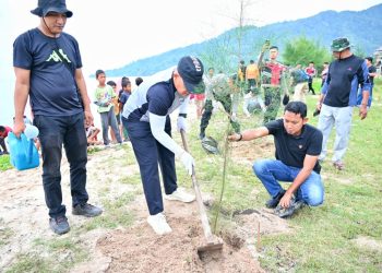 Wakil Bupati Tapteng Apresiasi Kegiatan Bersih Pantai Dan Tanam Pohon Yang Digagasi BEM STPK Matauli