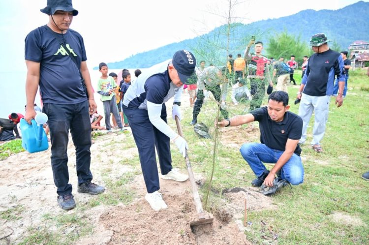 Wakil Bupati Tapteng Apresiasi Kegiatan Bersih Pantai Dan Tanam Pohon Yang Digagasi BEM STPK Matauli