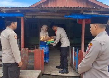 Bulan Ramadhan, Kapolsek Sibolga Selatan Berbagi Kepada Warga Yang Kurang Mampu
