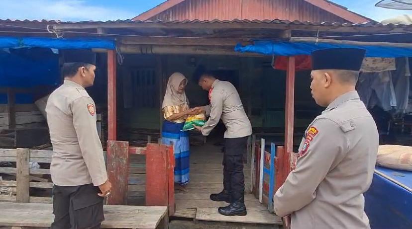 Bulan Ramadhan, Kapolsek Sibolga Selatan Berbagi Kepada Warga Yang Kurang Mampu