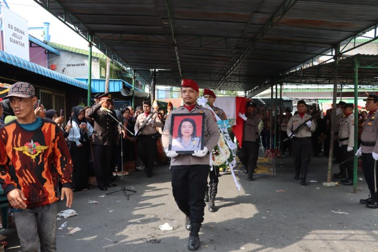 Polres Pematangsianțar Hantarkan Almh (Purn) Sri Umiyatun Ke Peristirahatan Terakhir Dengan Tradisi Kepolisian Polres Pematangsianțar Hantarkan Almh (Purn) Sri Umiyatun Ke Peristirahatan Terakhir Dengan Tradisi Kepolisian