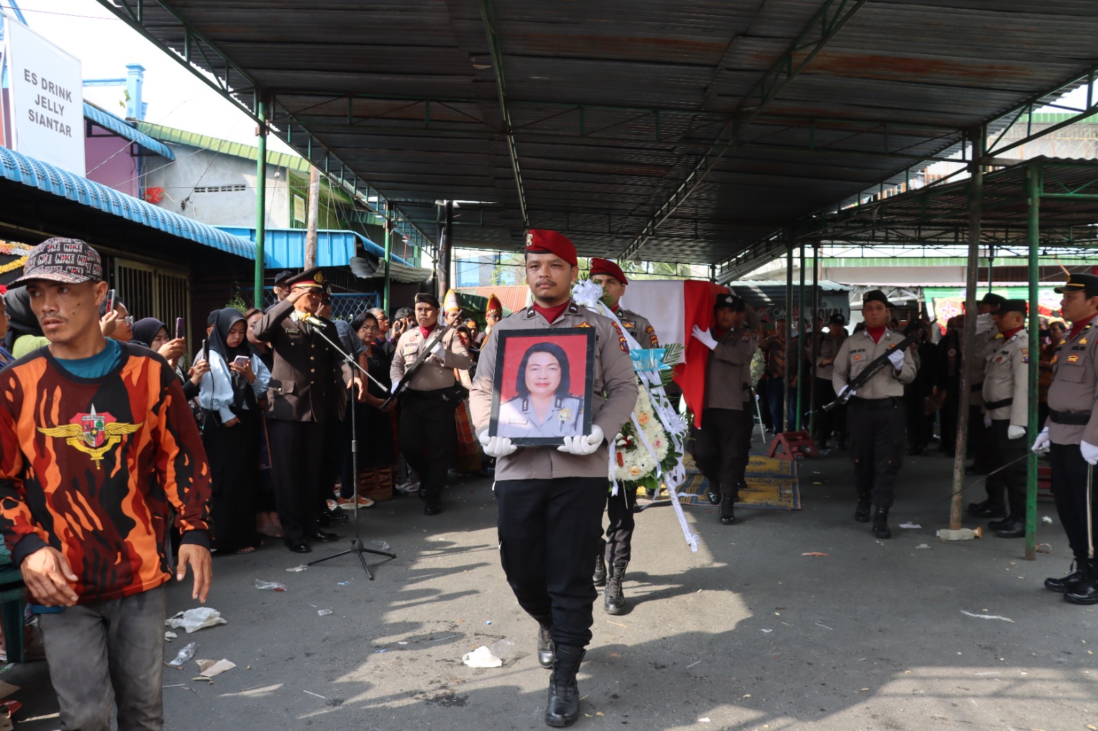 Polres Pematangsianțar Hantarkan Almh (Purn) Sri Umiyatun Ke Peristirahatan Terakhir Dengan Tradisi Kepolisian