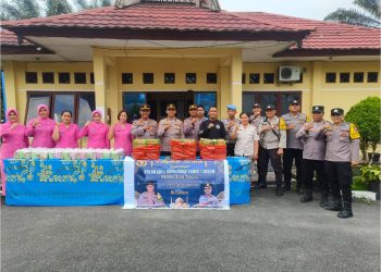 Polsek Siantar Martoba dan Bhayangkari Ranting Bagi Takjil kepada Masyarakat dan Panti Sosial Lansia Dinsos Sumut