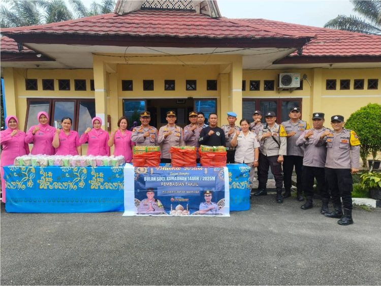 Polsek Siantar Martoba dan Bhayangkari Ranting Bagi Takjil kepada Masyarakat dan Panti Sosial Lansia Dinsos Sumut