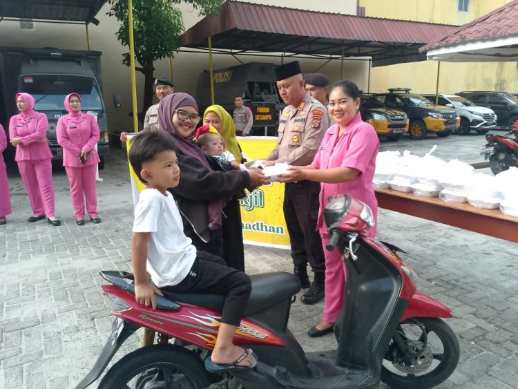 Polres Pematangsiantar Berbagi Takjil kepada Masyarakat