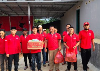 Ketua DPC PDIP Way Kanan Bersama Jajaran Berbagi Takjil Dan Bingkisan THR di Bulan Ramadan