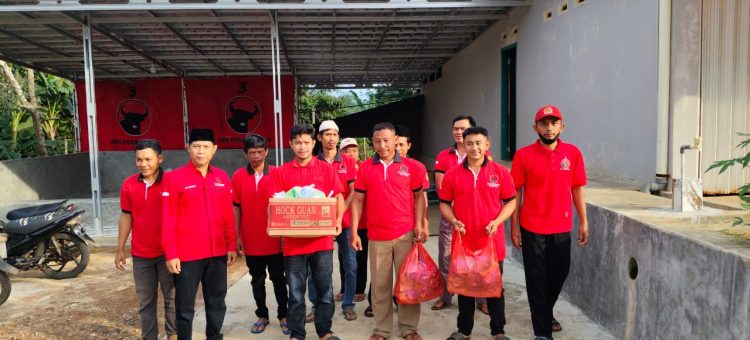 Ketua DPC PDIP Way Kanan Bersama Jajaran Berbagi Takjil Dan Bingkisan THR di Bulan Ramadan