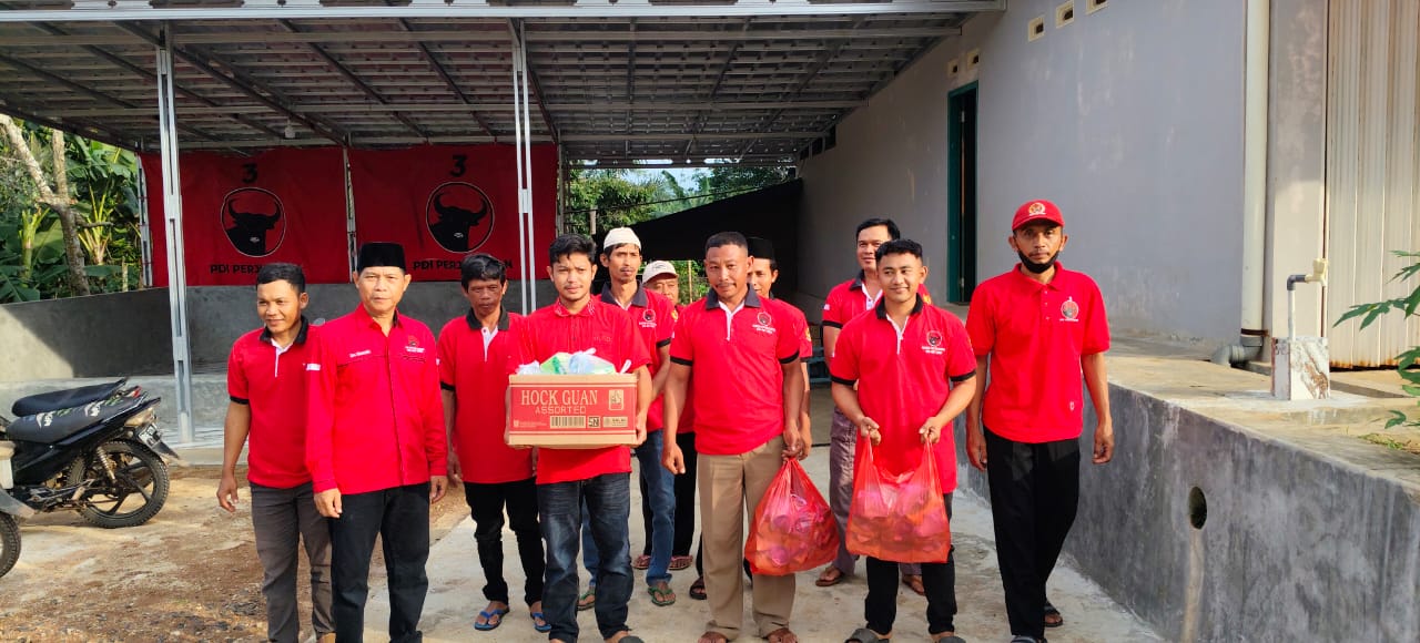 Ketua DPC PDIP Way Kanan Bersama Jajaran Berbagi Takjil Dan Bingkisan THR di Bulan Ramadan