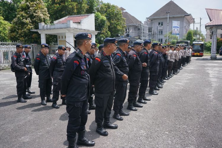 Komandan Kompi 2 Batalyon B Satuan Brimob Polda Sumut Pimpin Pengamanan Unjuk Rasa di DPRD Kota Pematangsiantar