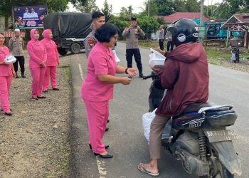 Personel Batalyon C Satuan Brimob Polda Sumut dan Bhayangkari Berbagi Berkah dengan Membagikan Takjil