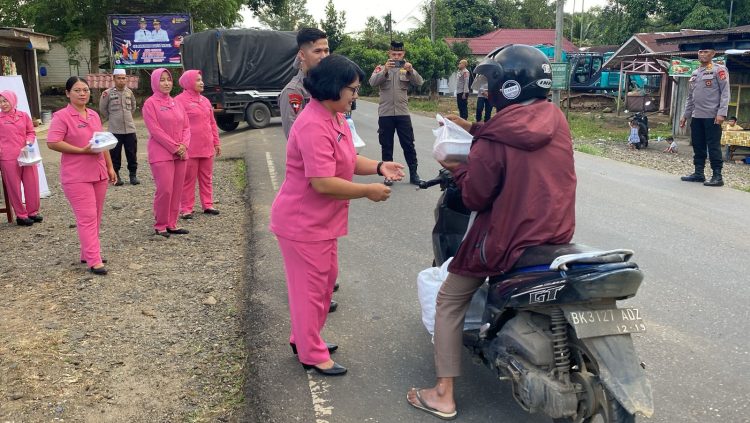 Personel Batalyon C Satuan Brimob Polda Sumut dan Bhayangkari Berbagi Berkah dengan Membagikan Takjil