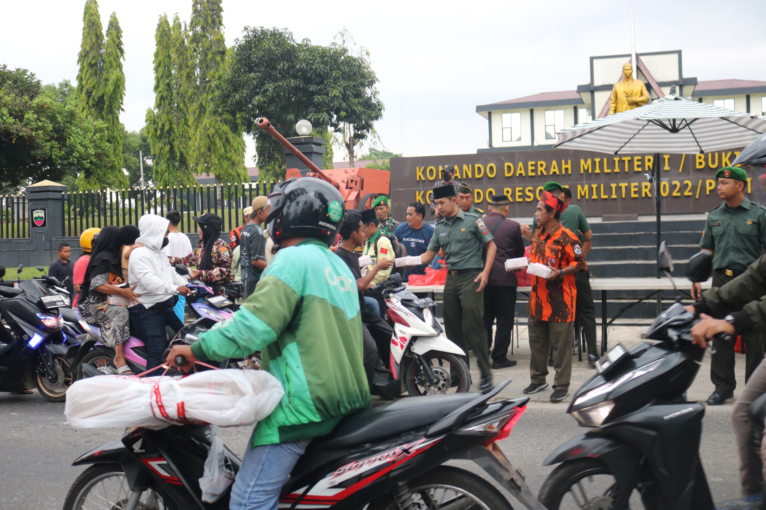 Korem 022/PT Gandeng Ormas Membagikan Takjil di Pematangsiantar