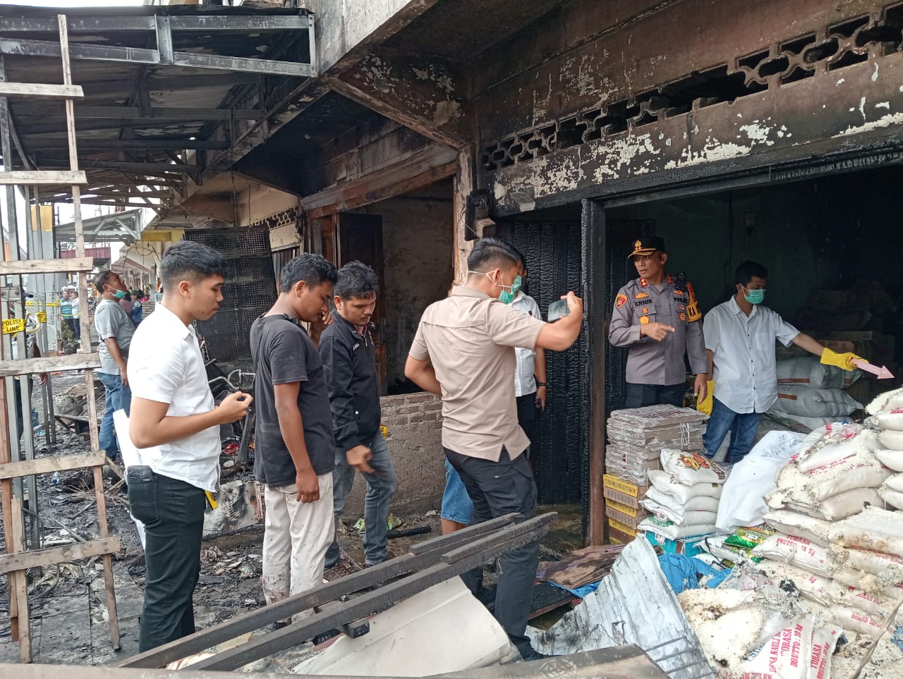 Polres Taput Olah TKP Peristiwa Kebakaran yang Menghanguskan 27 Unit Rumah di Muara Taput