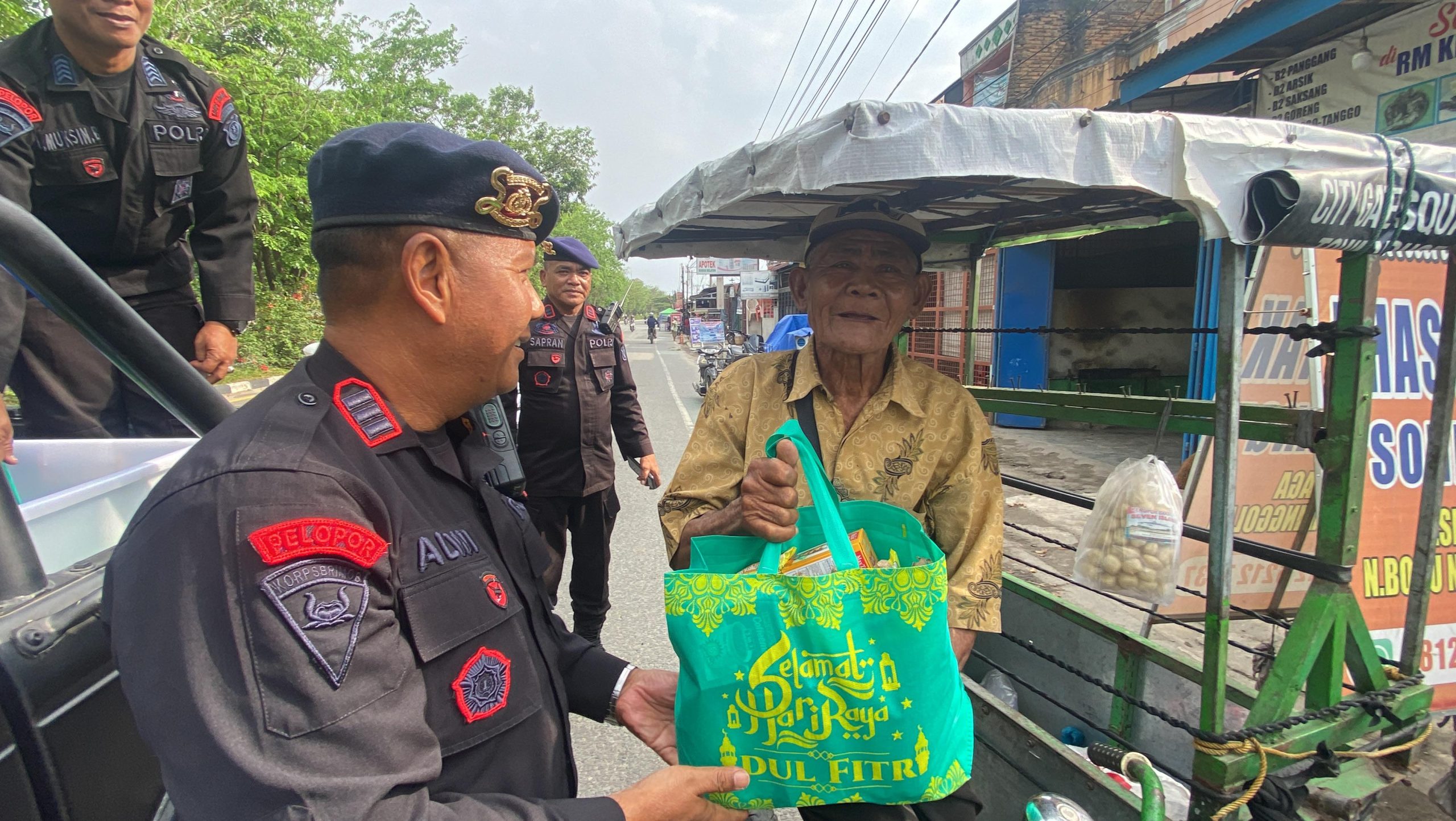 Sentuhan Kasih Brimob Polda Sumut, Aksi Berbagi yang Menyatukan Hati dan Masyarakat Sentuhan Kasih Brimob Polda Sumut, Aksi Berbagi yang Menyatukan Hati dan Masyarakat