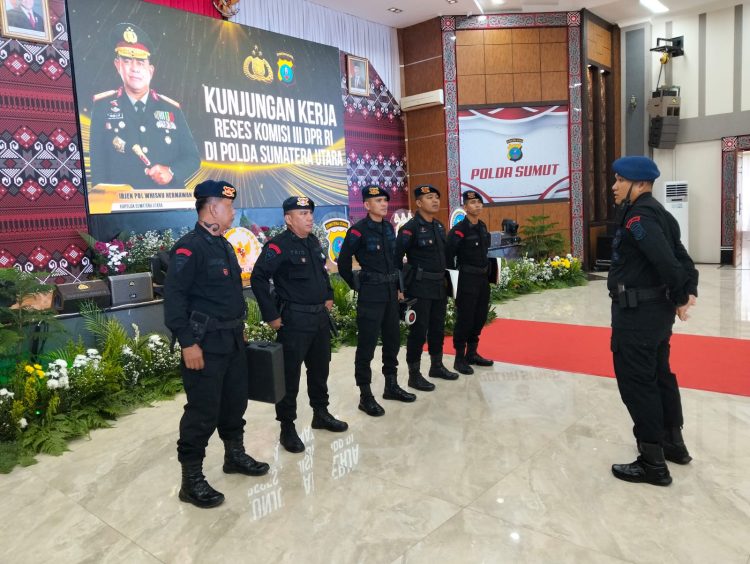 Tim Jibom KBR Detasemen Gegana Brimob Polda Sumut Lakukan Sterilisasi dalam Rangka Kunjungan Kerja Komisi III DPR RI
