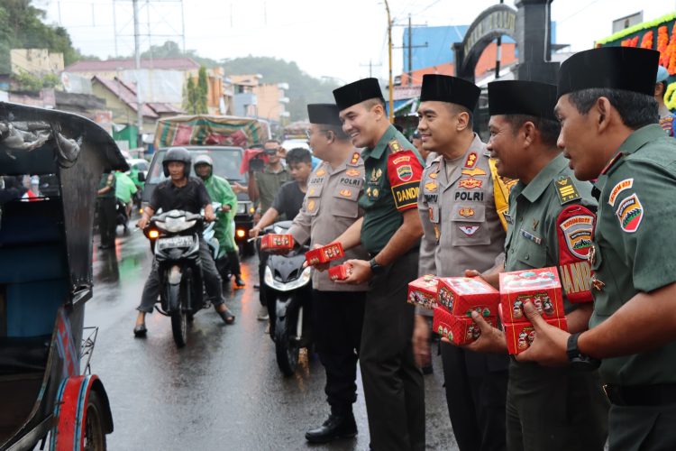 Wujud Sinergitas dan Kepedulian TNI-Polri Bagikan Takjil Wujud Sinergitas dan Kepedulian TNI-Polri Bagikan Takjil