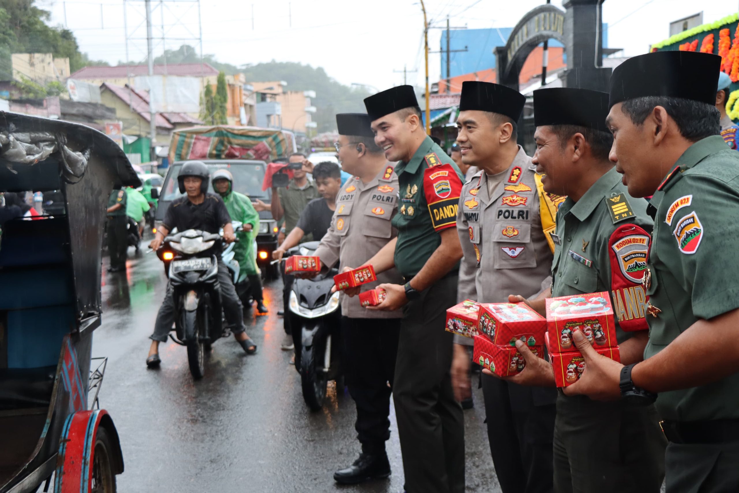 Wujud Sinergitas dan Kepedulian TNI-Polri Bagikan Takjil