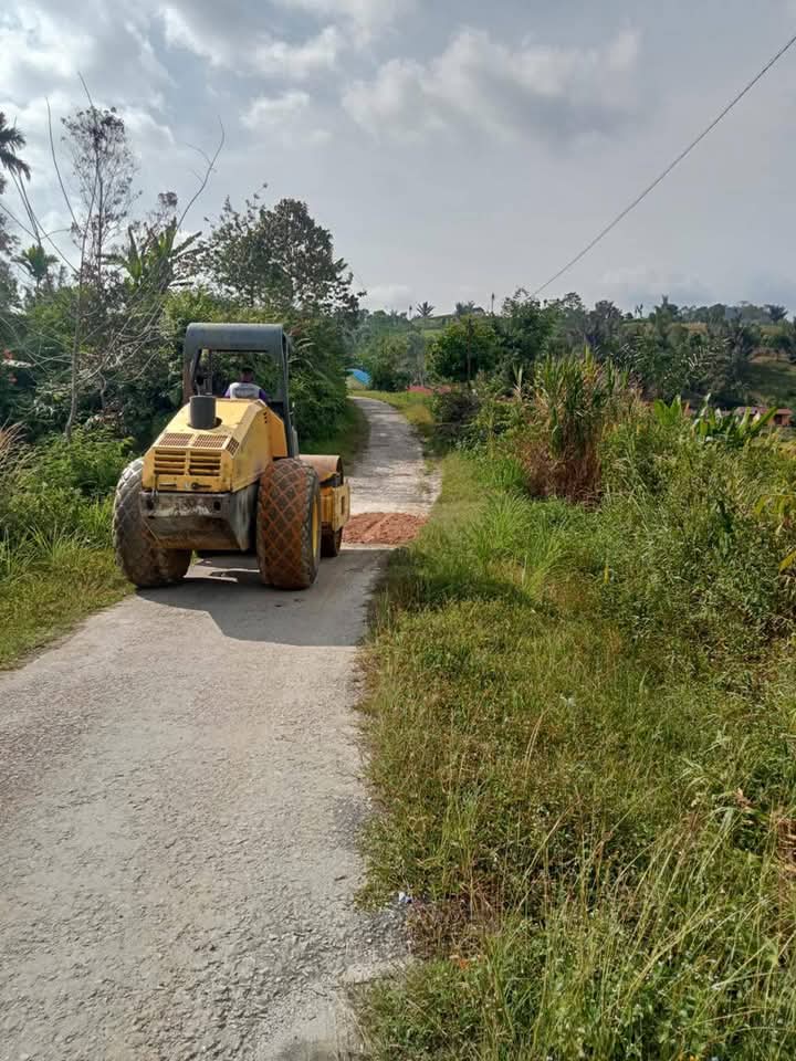 Alat Berat Dinas PUPR Pakpak Bharat Timbun Jalan Rusak dan Berlubang di Jalan Lingkar Desa Salak I