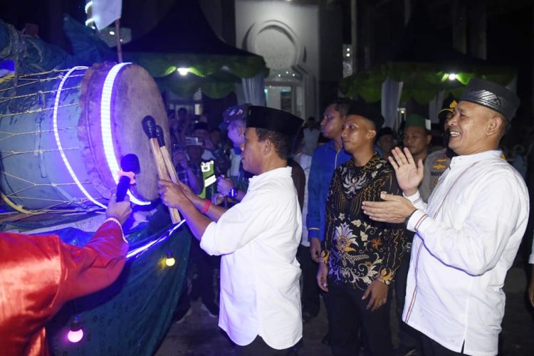Bupati Tapteng Lepas Pawai Takbiran Menyambut Idul Fitri 1446 Hijriah Bupati Tapteng Lepas Pawai Takbiran Menyambut Idul Fitri 1446 Hijriah