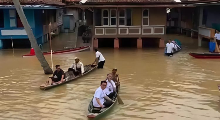 Bupati dan Wakil Bupati Way Kanan Tinjau Banjir di Sri Menanti