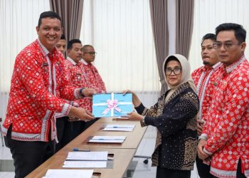 dr Susanti Serahkan DHKP dan SPPT PBB-P2 Tahun 2025