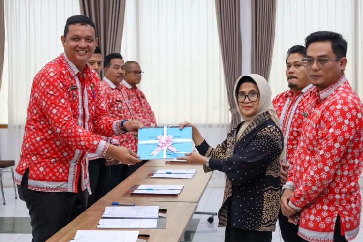 dr Susanti Serahkan DHKP dan SPPT PBB-P2 Tahun 2025 dr Susanti Serahkan DHKP dan SPPT PBB-P2 Tahun 2025
